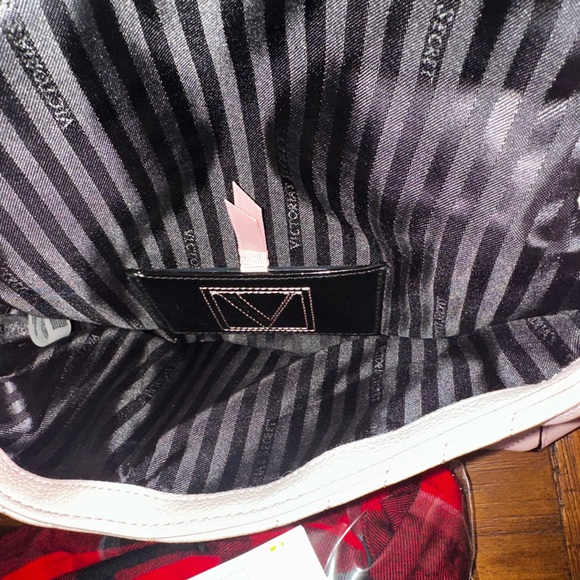 Victoria Secret purse has thick gold chain shoulder strap, magnetic snap pinkish